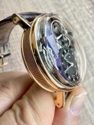 宝玑7047BR以陀飞轮、芝麻链传动系统以及硅材质的宝玑摆轮游丝为特色的腕表  带有无烟煤色铂系金属合金涂层，43颗红宝石，经6方位精准校正，表盘41毫米，18K金质镀银表盘，手工操作机床雕刻扭索纹装饰，标注独立编号并且镌刻有Breguet签名，动储50小时，专柜165万  新款折叠灯笼扣  现货好价