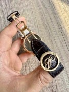 宝玑7047BR以陀飞轮、芝麻链传动系统以及硅材质的宝玑摆轮游丝为特色的腕表  带有无烟煤色铂系金属合金涂层，43颗红宝石，经6方位精准校正，表盘41毫米，18K金质镀银表盘，手工操作机床雕刻扭索纹装饰，标注独立编号并且镌刻有Breguet签名，动储50小时，专柜165万  新款折叠灯笼扣  现货好价