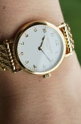 库存品未使用 百达翡丽 Patek Philippe 古典系列 型号7200/1R，表径34.6mm，2017年9月北京源邸购入，全套全长表带，一直闲置没戴过，后盖未打开，无打磨，180mm腕周，可拆卸表节调节长度，按道理是女表，但是喜欢小表径的男士也可以考虑，上手很舒适很服帖。Cal.240机芯工艺不用赘述，量产最好的自动两针机芯没有之一，机芯大小跟表壳尺寸完美配对，18K金宝玑字立体刻度，桃型指针，尽显古典优雅气质。原价350000，17年全套附件现货好价出。