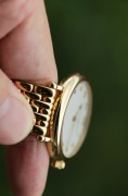 库存品未使用 百达翡丽 Patek Philippe 古典系列 型号7200/1R，表径34.6mm，2017年9月北京源邸购入，全套全长表带，一直闲置没戴过，后盖未打开，无打磨，180mm腕周，可拆卸表节调节长度，按道理是女表，但是喜欢小表径的男士也可以考虑，上手很舒适很服帖。Cal.240机芯工艺不用赘述，量产最好的自动两针机芯没有之一，机芯大小跟表壳尺寸完美配对，18K金宝玑字立体刻度，桃型指针，尽显古典优雅气质。原价350000，17年全套附件现货好价出。