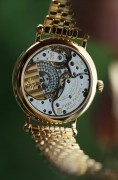 库存品未使用 百达翡丽 Patek Philippe 古典系列 型号7200/1R，表径34.6mm，2017年9月北京源邸购入，全套全长表带，一直闲置没戴过，后盖未打开，无打磨，180mm腕周，可拆卸表节调节长度，按道理是女表，但是喜欢小表径的男士也可以考虑，上手很舒适很服帖。Cal.240机芯工艺不用赘述，量产最好的自动两针机芯没有之一，机芯大小跟表壳尺寸完美配对，18K金宝玑字立体刻度，桃型指针，尽显古典优雅气质。原价350000，17年全套附件现货好价出。