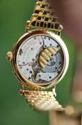 库存品未使用 百达翡丽 Patek Philippe 古典系列 型号7200/1R，表径34.6mm，2017年9月北京源邸购入，全套全长表带，一直闲置没戴过，后盖未打开，无打磨，180mm腕周，可拆卸表节调节长度，按道理是女表，但是喜欢小表径的男士也可以考虑，上手很舒适很服帖。Cal.240机芯工艺不用赘述，量产最好的自动两针机芯没有之一，机芯大小跟表壳尺寸完美配对，18K金宝玑字立体刻度，桃型指针，尽显古典优雅气质。原价350000，17年全套附件现货好价出。