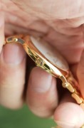 库存品未使用 百达翡丽 Patek Philippe 古典系列 型号7200/1R，表径34.6mm，2017年9月北京源邸购入，全套全长表带，一直闲置没戴过，后盖未打开，无打磨，180mm腕周，可拆卸表节调节长度，按道理是女表，但是喜欢小表径的男士也可以考虑，上手很舒适很服帖。Cal.240机芯工艺不用赘述，量产最好的自动两针机芯没有之一，机芯大小跟表壳尺寸完美配对，18K金宝玑字立体刻度，桃型指针，尽显古典优雅气质。原价350000，17年全套附件现货好价出。