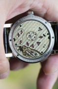 朗格1号 101.039 18K白金手动机械腕表 38.5mm表径 18K白金表壳 大日历、动显功能 原始品95新以上 原厂原装表带还很新 单表没附件 专柜之前定价271000  在售款专柜定价34万了