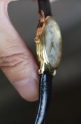 伯爵 Black Tie 系列G0A15501 手动机械腕表 18K黄金表壳表扣  表径33mm 机芯型号:1050P  手动机械腕表 表壳侧面多层设计 很有设计感 贵金属表的密底设计小而坠手有质感 整表大概50克左右 难得原始品98新