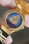 宇舶 18K金金雕珐琅 限量7/30 18k金原钻 自动机械  表径36mm 造型感识别度拉满 三处大logo设计均为原镶钻石。翻盖可见，两种不同色调的蓝色珐琅代表蓝天与深海，整个表盘都是18K金雕琢然后填上珐琅料烧制，成品率很低，很耗时间，手工雕刻的纵横四海图寓意一帆风顺，有直挂云帆济沧海的气势。
