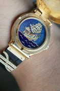 宇舶 18K金金雕珐琅 限量7/30 18k金原钻 自动机械  表径36mm 造型感识别度拉满 三处大logo设计均为原镶钻石。翻盖可见，两种不同色调的蓝色珐琅代表蓝天与深海，整个表盘都是18K金雕琢然后填上珐琅料烧制，成品率很低，很耗时间，手工雕刻的纵横四海图寓意一帆风顺，有直挂云帆济沧海的气势。