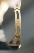 宇舶 18K金金雕珐琅 限量7/30 18k金原钻 自动机械  表径36mm 造型感识别度拉满 三处大logo设计均为原镶钻石。翻盖可见，两种不同色调的蓝色珐琅代表蓝天与深海，整个表盘都是18K金雕琢然后填上珐琅料烧制，成品率很低，很耗时间，手工雕刻的纵横四海图寓意一帆风顺，有直挂云帆济沧海的气势。
