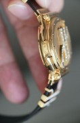 宇舶 18K金金雕珐琅 限量7/30 18k金原钻 自动机械  表径36mm 造型感识别度拉满 三处大logo设计均为原镶钻石。翻盖可见，两种不同色调的蓝色珐琅代表蓝天与深海，整个表盘都是18K金雕琢然后填上珐琅料烧制，成品率很低，很耗时间，手工雕刻的纵横四海图寓意一帆风顺，有直挂云帆济沧海的气势。