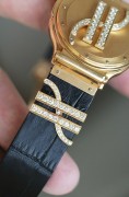 宇舶 18K金金雕珐琅 限量7/30 18k金原钻 自动机械  表径36mm 造型感识别度拉满 三处大logo设计均为原镶钻石。翻盖可见，两种不同色调的蓝色珐琅代表蓝天与深海，整个表盘都是18K金雕琢然后填上珐琅料烧制，成品率很低，很耗时间，手工雕刻的纵横四海图寓意一帆风顺，有直挂云帆济沧海的气势。