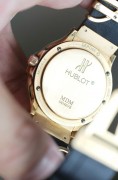 宇舶 18K金金雕珐琅 限量7/30 18k金原钻 自动机械  表径36mm 造型感识别度拉满 三处大logo设计均为原镶钻石。翻盖可见，两种不同色调的蓝色珐琅代表蓝天与深海，整个表盘都是18K金雕琢然后填上珐琅料烧制，成品率很低，很耗时间，手工雕刻的纵横四海图寓意一帆风顺，有直挂云帆济沧海的气势。