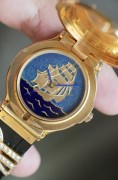 宇舶 18K金金雕珐琅 限量7/30 18k金原钻 自动机械  表径36mm 造型感识别度拉满 三处大logo设计均为原镶钻石。翻盖可见，两种不同色调的蓝色珐琅代表蓝天与深海，整个表盘都是18K金雕琢然后填上珐琅料烧制，成品率很低，很耗时间，手工雕刻的纵横四海图寓意一帆风顺，有直挂云帆济沧海的气势。