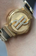 宇舶 18K金金雕珐琅 限量7/30 18k金原钻 自动机械  表径36mm 造型感识别度拉满 三处大logo设计均为原镶钻石。翻盖可见，两种不同色调的蓝色珐琅代表蓝天与深海，整个表盘都是18K金雕琢然后填上珐琅料烧制，成品率很低，很耗时间，手工雕刻的纵横四海图寓意一帆风顺，有直挂云帆济沧海的气势。