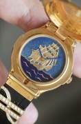 宇舶 18K金金雕珐琅 限量7/30 18k金原钻 自动机械  表径36mm 造型感识别度拉满 三处大logo设计均为原镶钻石。翻盖可见，两种不同色调的蓝色珐琅代表蓝天与深海，整个表盘都是18K金雕琢然后填上珐琅料烧制，成品率很低，很耗时间，手工雕刻的纵横四海图寓意一帆风顺，有直挂云帆济沧海的气势。
