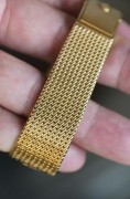 百达翡丽 3919J 18k黄金手工编织连体带 手动机械cal.215 PS机芯 动力44小时储备 日内瓦印记认证  巴黎钉饰表圈 尺寸34mm表径 罗马数字刻度 表带服帖舒适 全长19厘米 扣起来18-18.5可调  全原装完美品  整表近90克  类似款公价34万 这枚性价比很高