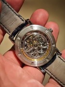 江诗丹顿传袭43172/000P-9236，镂空万年历，PT950铂金材质，表径39mm，镂空表盘，星期、日期、月份、月相、万年历功能，透底自动机械，雕花机芯，公价1131000，单表，现货好价