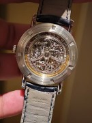 江诗丹顿传袭43172/000P-9236，镂空万年历，PT950铂金材质，表径39mm，镂空表盘，星期、日期、月份、月相、万年历功能，透底自动机械，雕花机芯，公价1131000，单表，现货好价