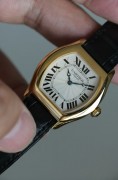 全套附件带发票 Cartier CPCP 卡地亚 CPCP 巴黎私人珍藏系列 Tortue Petit Modele 18k黄金  手动机械腕表 巴黎工坊作品   直径34x28mm 437MC雕花夹板 折叠表扣 表冠镶嵌蓝宝石  2008年全套附件 原始品99新 表带还是原厂原装很新 巴黎私人珍藏系列的附件比较特别 是大木盒