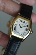 全套附件带发票 Cartier CPCP 卡地亚 CPCP 巴黎私人珍藏系列 Tortue Petit Modele 18k黄金  手动机械腕表 巴黎工坊作品   直径34x28mm 437MC雕花夹板 折叠表扣 表冠镶嵌蓝宝石  2008年全套附件 原始品99新 表带还是原厂原装很新 巴黎私人珍藏系列的附件比较特别 是大木盒