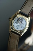 全套附件带发票 Cartier CPCP 卡地亚 CPCP 巴黎私人珍藏系列 Tortue Petit Modele 18k黄金  手动机械腕表 巴黎工坊作品   直径34x28mm 437MC雕花夹板 折叠表扣 表冠镶嵌蓝宝石  2008年全套附件 原始品99新 表带还是原厂原装很新 巴黎私人珍藏系列的附件比较特别 是大木盒