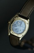 全套附件带发票 Cartier CPCP 卡地亚 CPCP 巴黎私人珍藏系列 Tortue Petit Modele 18k黄金  手动机械腕表 巴黎工坊作品   直径34x28mm 437MC雕花夹板 折叠表扣 表冠镶嵌蓝宝石  2008年全套附件 原始品99新 表带还是原厂原装很新 巴黎私人珍藏系列的附件比较特别 是大木盒