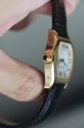 全套附件带发票 Cartier CPCP 卡地亚 CPCP 巴黎私人珍藏系列 Tortue Petit Modele 18k黄金  手动机械腕表 巴黎工坊作品   直径34x28mm 437MC雕花夹板 折叠表扣 表冠镶嵌蓝宝石  2008年全套附件 原始品99新 表带还是原厂原装很新 巴黎私人珍藏系列的附件比较特别 是大木盒