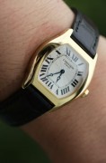 全套附件带发票 Cartier CPCP 卡地亚 CPCP 巴黎私人珍藏系列 Tortue Petit Modele 18k黄金  手动机械腕表 巴黎工坊作品   直径34x28mm 437MC雕花夹板 折叠表扣 表冠镶嵌蓝宝石  2008年全套附件 原始品99新 表带还是原厂原装很新 巴黎私人珍藏系列的附件比较特别 是大木盒