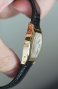 全套附件带发票 Cartier CPCP 卡地亚 CPCP 巴黎私人珍藏系列 Tortue Petit Modele 18k黄金  手动机械腕表 巴黎工坊作品   直径34x28mm 437MC雕花夹板 折叠表扣 表冠镶嵌蓝宝石  2008年全套附件 原始品99新 表带还是原厂原装很新 巴黎私人珍藏系列的附件比较特别 是大木盒