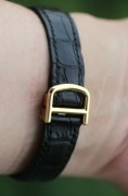 全套附件带发票 Cartier CPCP 卡地亚 CPCP 巴黎私人珍藏系列 Tortue Petit Modele 18k黄金  手动机械腕表 巴黎工坊作品   直径34x28mm 437MC雕花夹板 折叠表扣 表冠镶嵌蓝宝石  2008年全套附件 原始品99新 表带还是原厂原装很新 巴黎私人珍藏系列的附件比较特别 是大木盒