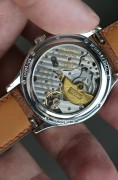 萧邦 LUC CHOPARD L.U.C系列161860 限量1860枚第94枚 表径36.5mm，18K白金表壳表扣，整表66克。小三针，日期显示，Cal.3.96自动机械机芯，3.96代表萧邦的高级制表工艺，也是瑞士简洁功能款自动表的最高技术的代表之一，微型偏心雕花22K金珍珠舵和鹅颈微调同时兼备，正面简洁、背面有料，内外兼修。