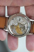 萧邦 LUC CHOPARD L.U.C系列161860 限量1860枚第94枚 表径36.5mm，18K白金表壳表扣，整表66克。小三针，日期显示，Cal.3.96自动机械机芯，3.96代表萧邦的高级制表工艺，也是瑞士简洁功能款自动表的最高技术的代表之一，微型偏心雕花22K金珍珠舵和鹅颈微调同时兼备，正面简洁、背面有料，内外兼修。