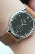 萧邦 LUC CHOPARD L.U.C系列161860 限量1860枚第94枚 表径36.5mm，18K白金表壳表扣，整表66克。小三针，日期显示，Cal.3.96自动机械机芯，3.96代表萧邦的高级制表工艺，也是瑞士简洁功能款自动表的最高技术的代表之一，微型偏心雕花22K金珍珠舵和鹅颈微调同时兼备，正面简洁、背面有料，内外兼修。