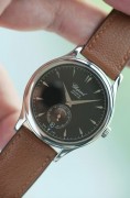萧邦 LUC CHOPARD L.U.C系列161860 限量1860枚第94枚 表径36.5mm，18K白金表壳表扣，整表66克。小三针，日期显示，Cal.3.96自动机械机芯，3.96代表萧邦的高级制表工艺，也是瑞士简洁功能款自动表的最高技术的代表之一，微型偏心雕花22K金珍珠舵和鹅颈微调同时兼备，正面简洁、背面有料，内外兼修。
