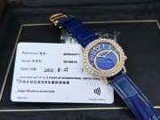积家Rendez-Vous约会系列3522471珠宝腕表。18K金表壳搭配宝蓝色表盘、珍珠母贝、钻石，和谐的配色与青金石月相腕表通过迷人的星象，三排切工精美的钻石，让人仿佛置身灿烂星河。2021年全套，已延保到2029年，工价61.5万，现好价