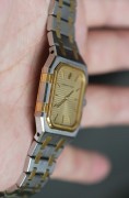 爱彼皇家橡树矩形腕表6005SA，单表，不锈钢间18K黄金材质，约1985年出品，Tapisserie金色格纹盘面，尺寸:38.5x29MM，180以上腕周，原始品95新以上，表带挺拔，照片拍不出实物质感，上手很好看很舒适。