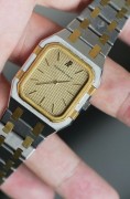 爱彼皇家橡树矩形腕表6005SA，单表，不锈钢间18K黄金材质，约1985年出品，Tapisserie金色格纹盘面，尺寸:38.5x29MM，180以上腕周，原始品95新以上，表带挺拔，照片拍不出实物质感，上手很好看很舒适。