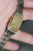 爱彼皇家橡树矩形腕表6005SA，单表，不锈钢间18K黄金材质，约1985年出品，Tapisserie金色格纹盘面，尺寸:38.5x29MM，180以上腕周，原始品95新以上，表带挺拔，照片拍不出实物质感，上手很好看很舒适。