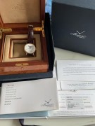 宝玑经典系列 7787BR/29/9V6 39mm表径，大明火珐琅白色表盘温润如玉，数字刻度清晰易读，蓝色优雅宝玑针，12点位大月相显示，动储指示，超薄设计，搭载背透自产591DRL自动上链机芯，折叠扣！专柜价280400 现好价 2016年全套附件 原始品