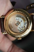 宝玑经典系列 7787BR/29/9V6 39mm表径，大明火珐琅白色表盘温润如玉，数字刻度清晰易读，蓝色优雅宝玑针，12点位大月相显示，动储指示，超薄设计，搭载背透自产591DRL自动上链机芯，折叠扣！专柜价280400 现好价 2016年全套附件 原始品