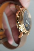 帕玛强尼Toric Chronographe计时腕表，双层滚花圈。只留给懂得、珍惜的朋友！表径39毫米，厚度只有8.8毫米，18K玫瑰金材质，表盘金质轨道圈罗马刻度，中央为纯手工玑镂工艺纹路精美绝伦，实心金自动陀。整枚腕表全部原装！