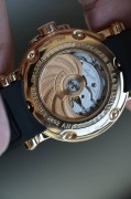 宝玑航海系列5817BR/Z2/5V8  表壳表扣18K金 表盘自动砣18K玫瑰金手工玑镂  大日期显示 实际测量40mm表径  公价173000 单表完美品98新 走时功能都好 整表148克 现货好价