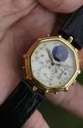 Gerald gents 尊达大师经典作品，八角型自动机械万年历，18K黄金材质，青金石当头月，多边形切割镜面，3到9点位表径31mm，相当圆形33mm表径，原装折叠扣，原始品98单表，原厂原装表带，价格很给力！