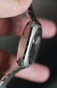 亨利慕时 疾速者6201-1200 2024年最新款极光绿 隐藏式签名LOGO 机芯做了升级 更具机械设计美学 流线性设计灵感来源于高速列车 像跑车里的布加迪圆润流畅前卫  40mm表径 72小时动储 120m防水 公价191000 佩戴舒适 休闲运动 24年10月全新未使用