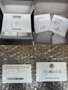 亨利慕时 5324-0201  18K白金 午夜蓝  38X44mm 原始品99.9新试戴品 21年全套附件  亨利慕时（H. MOSER & CIE. ）坚定拥护传统制表理念，同时又将经典传承与摩登诱惑完美融合，不失妙趣，又些许反叛 — 这正是品牌的标志特色。Swiss Alp Watch S 腕表与其所属系列之风格完美契合。长方形表壳圆润的四边和倒角被蓝宝石水晶玻璃覆盖，淋漓尽现摩登外观。经典的午夜蓝fumé 烟熏表盘散发神秘深邃的光泽。雅致的黑色鳄鱼皮表带和手动上弦HMC 324机芯更增强了这一效果。凭借传统元素与现代线条的结合，H. Moser Swiss Alp Watch 腕表实现了丰富寓意与活力外观的双重统一，因而更加魅力不凡。