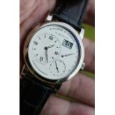 朗格1号 101.039 18K白金手动机械腕表 38.5mm表径 18K白金表壳 大日历、动显功能 原始品95新以上 原厂原装表带还很新 单表没附件 专柜之前定价271000  在售款专柜定价34万了