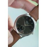 萧邦 LUC CHOPARD L.U.C系列161860 限量1860枚第94枚 表径36.5mm，18K白金表壳表扣，整表66克。小三针，日期显示，Cal.3.96自动机械机芯，3.96代表萧邦的高级制表工艺，也是瑞士简洁功能款自动表的最高技术的代表之一，微型偏心雕花22K金珍珠舵和鹅颈微调同时兼备，正面简洁、背面有料，内外兼修。