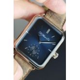 亨利慕时 5324-0201  18K白金 午夜蓝  38X44mm 原始品99.9新试戴品 21年全套附件  亨利慕时（H. MOSER & CIE. ）坚定拥护传统制表理念，同时又将经典传承与摩登诱惑完美融合，不失妙趣，又些许反叛 — 这正是品牌的标志特色。Swiss Alp Watch S 腕表与其所属系列之风格完美契合。长方形表壳圆润的四边和倒角被蓝宝石水晶玻璃覆盖，淋漓尽现摩登外观。经典的午夜蓝fumé 烟熏表盘散发神秘深邃的光泽。雅致的黑色鳄鱼皮表带和手动上弦HMC 324机芯更增强了这一效果。凭借传统元素与现代线条的结合，H. Moser Swiss Alp Watch 腕表实现了丰富寓意与活力外观的双重统一，因而更加魅力不凡。